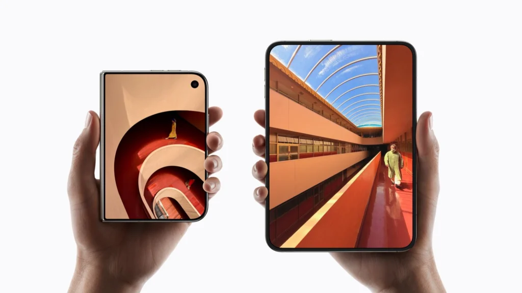Zwei Hände halten ein zugeklapptes und ein aufgeklapptes iPhone Duo nebeneinander