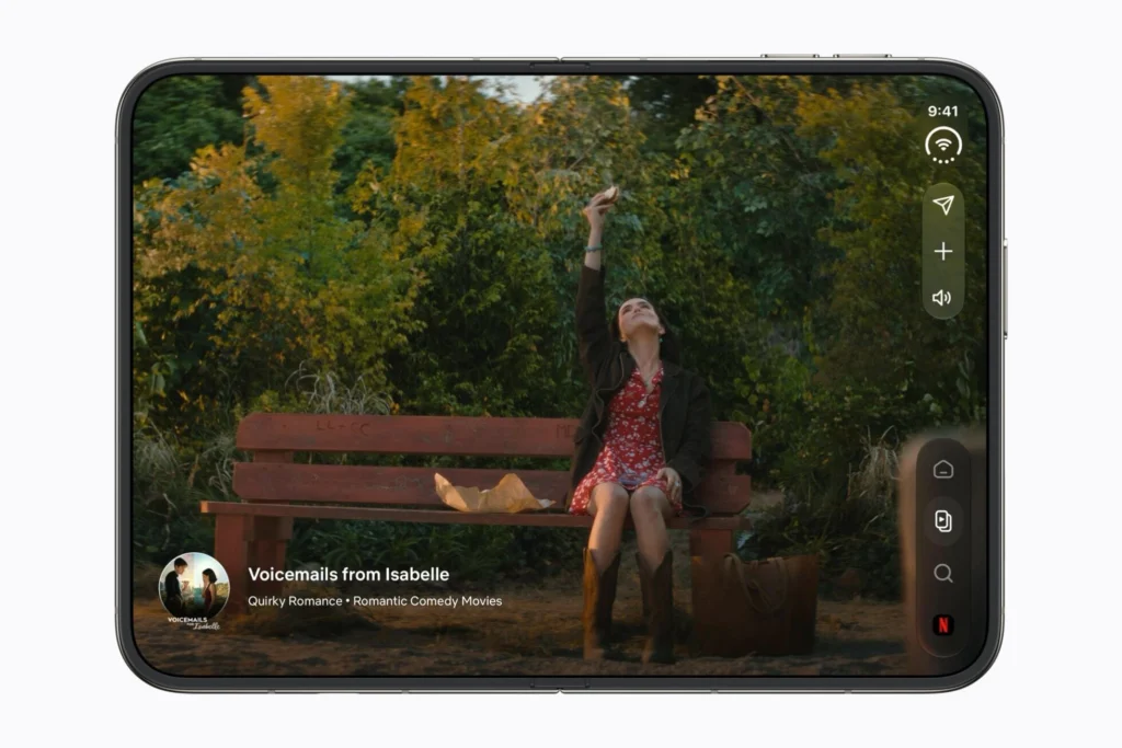 Aufgeklapptes iPhone Duo im Querformat mit einer Video-App auf dem 7,6-Zoll-Innen-Display