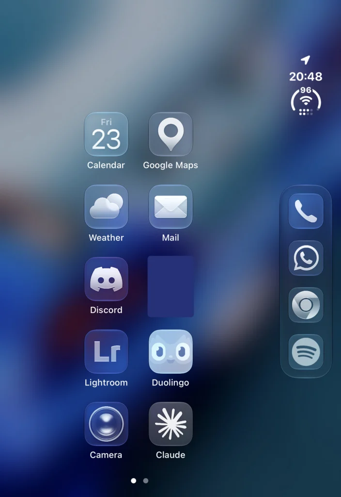 Erste Homescreen-Seite mit App-Icons auf dem zugeklappten iPhone Duo