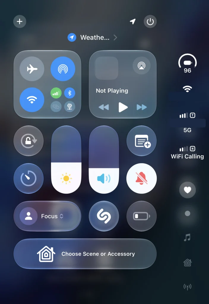 Kontrollzentrum auf dem zugeklappten iPhone Duo