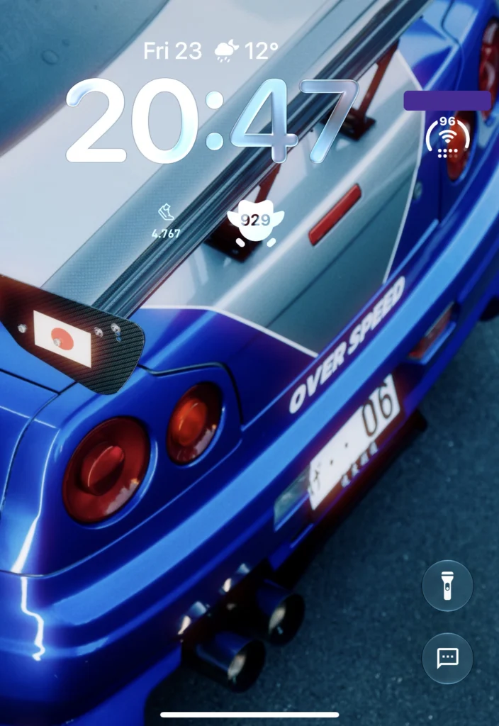 Sperrbildschirm des iPhone Duo mit Uhrzeit und Widgets