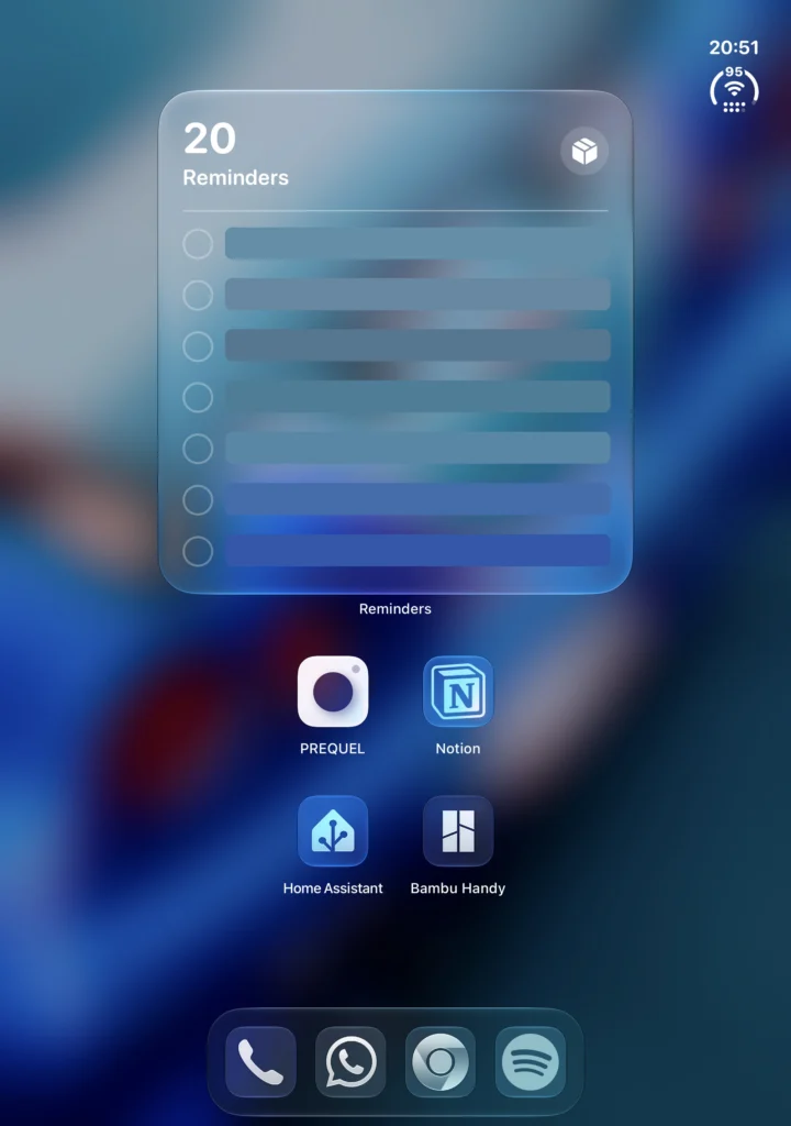 Aufgeklapptes iPhone Duo hochkant mit Erinnerungen-Widget und Apps