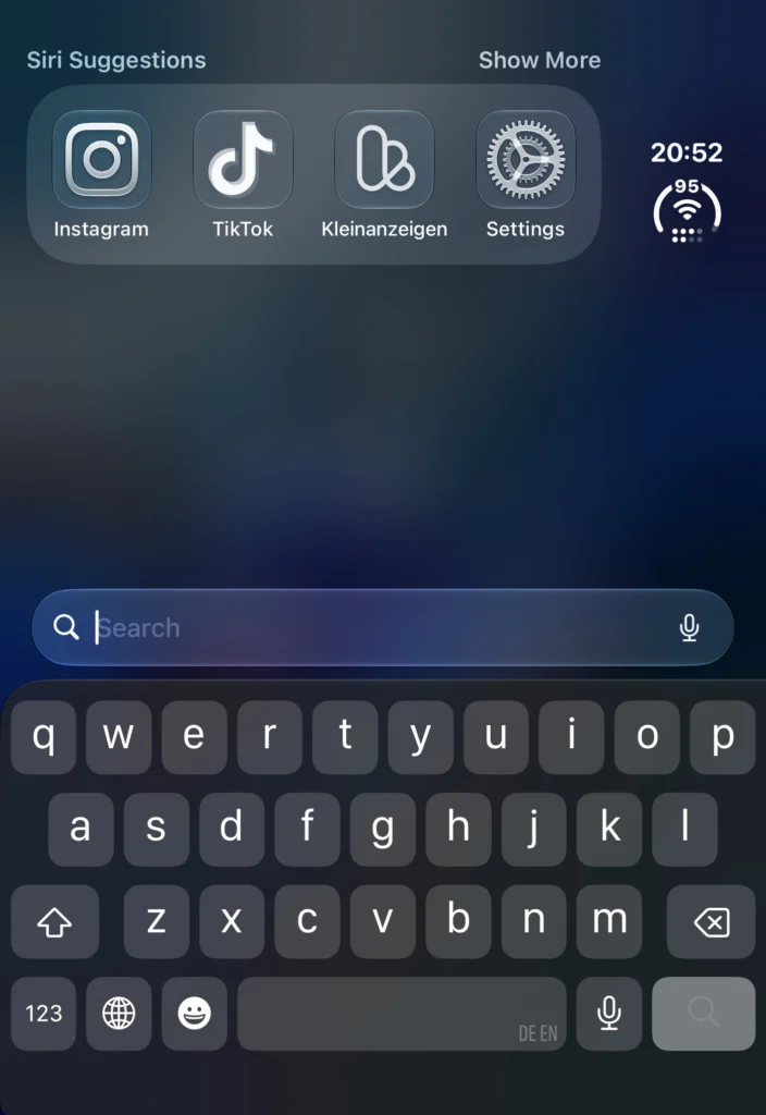 Suche mit normaler Tastatur auf dem zugeklappten iPhone Duo