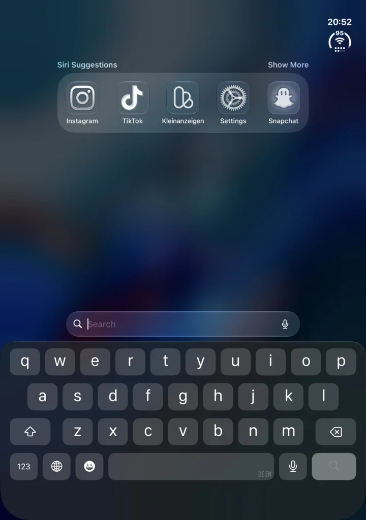 Aufgeklapptes iPhone Duo hochkant mit Tastatur über die volle Breite