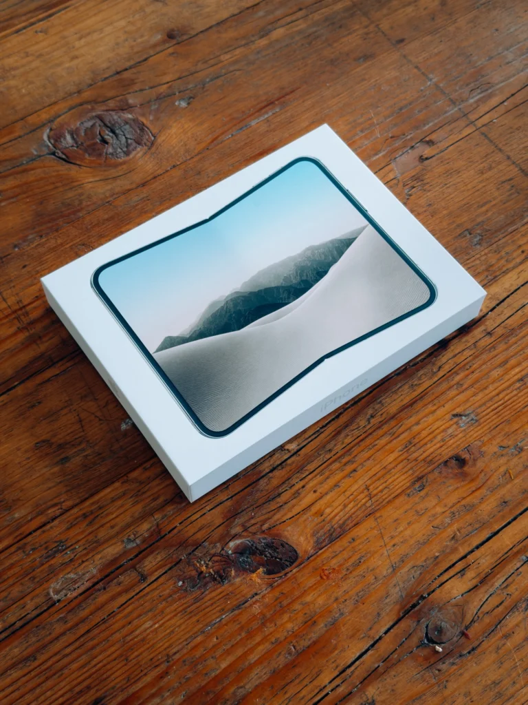 iPhone-Duo-Box schräg auf dem Holztisch