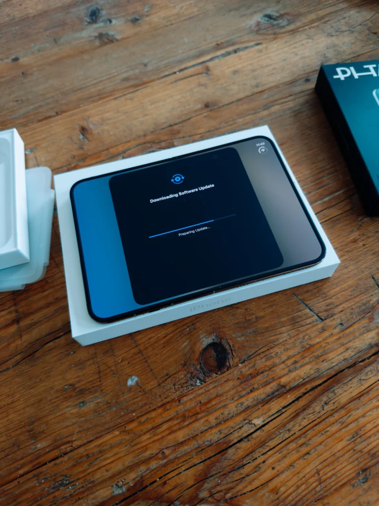 Aufgeklapptes iPhone Duo in der Box lädt ein Software-Update