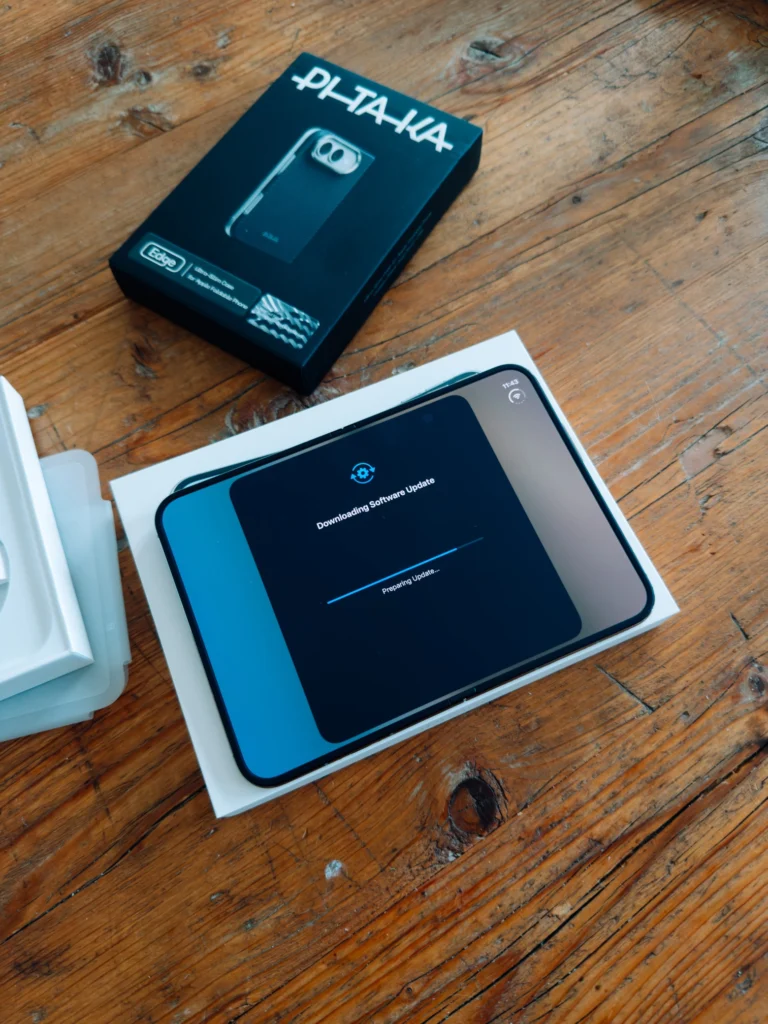 Verpackung der PITAKA-Edge-Hülle neben dem aufgeklappten iPhone Duo