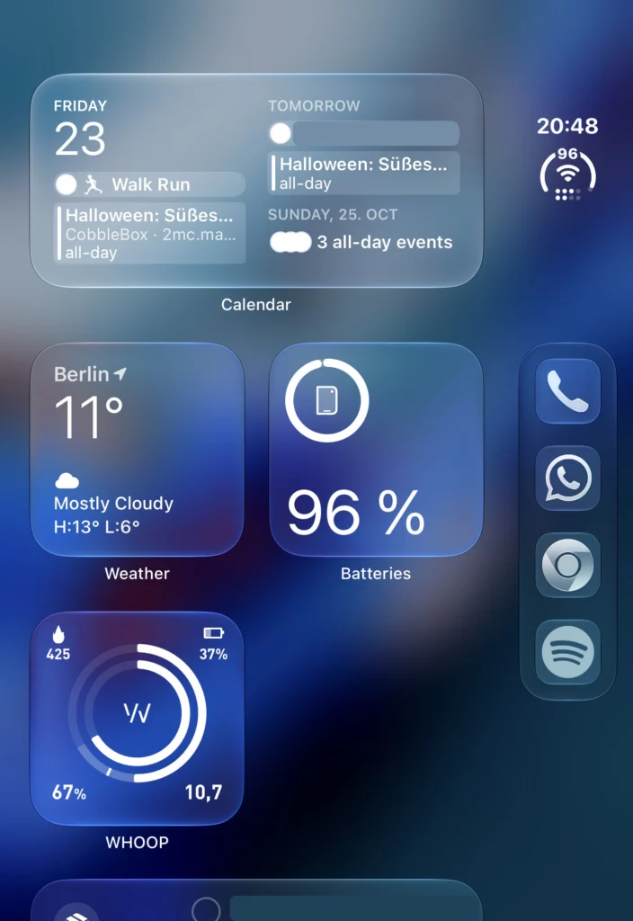 Homescreen des zugeklappten iPhone Duo mit Kalender-, Wetter-, Batterie- und WHOOP-Widget