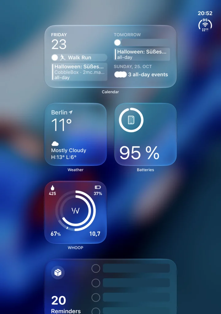 Aufgeklapptes iPhone Duo hochkant mit Kalender-, Wetter-, Batterie- und WHOOP-Widget